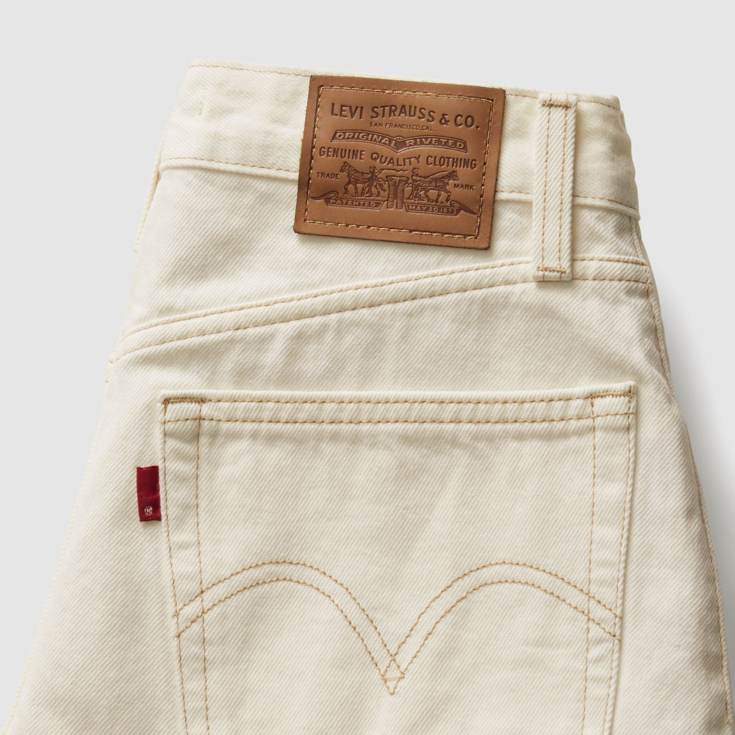 Dettaglio vestibilità ampia short Levi’s vita alta