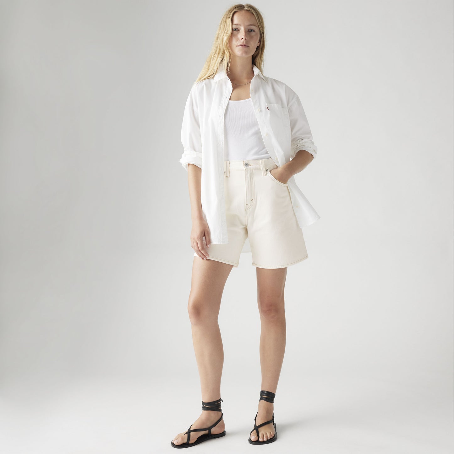 Short Levi’s oversize donna vita alta denim bianco vista frontale