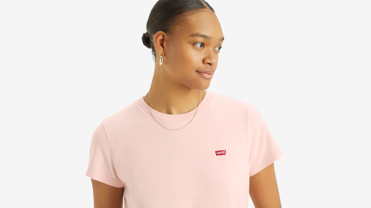 Dettaglio logo Levi’s su T-shirt rosa