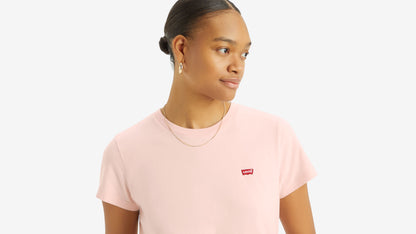 Dettaglio logo Levi’s su T-shirt rosa