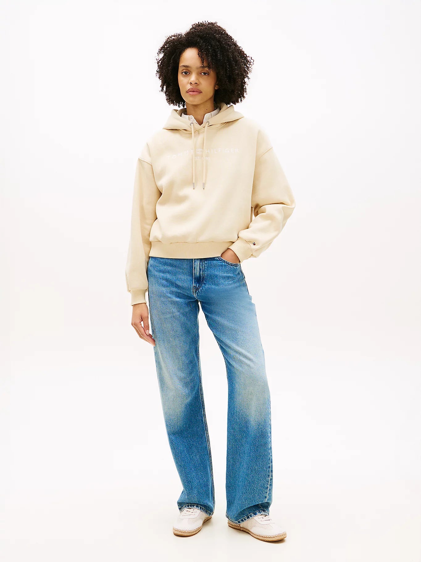 tommy hilfiger felpa donna beige outfit completo