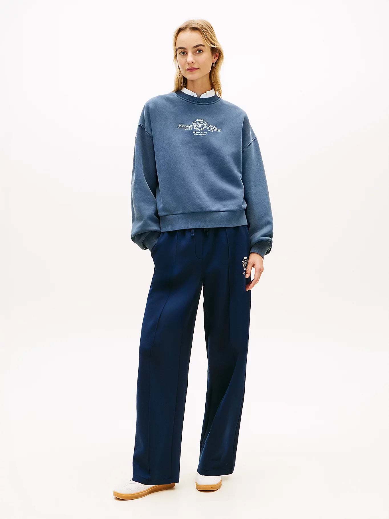 outfit donna felpa Tommy Hilfiger con pantaloni casual