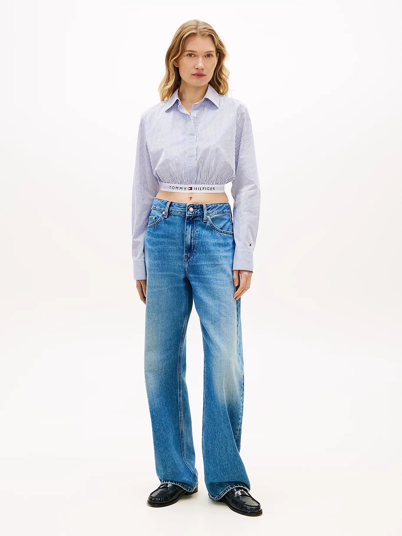 outfit donna camicia corta Tommy Hilfiger con jeans vita alta