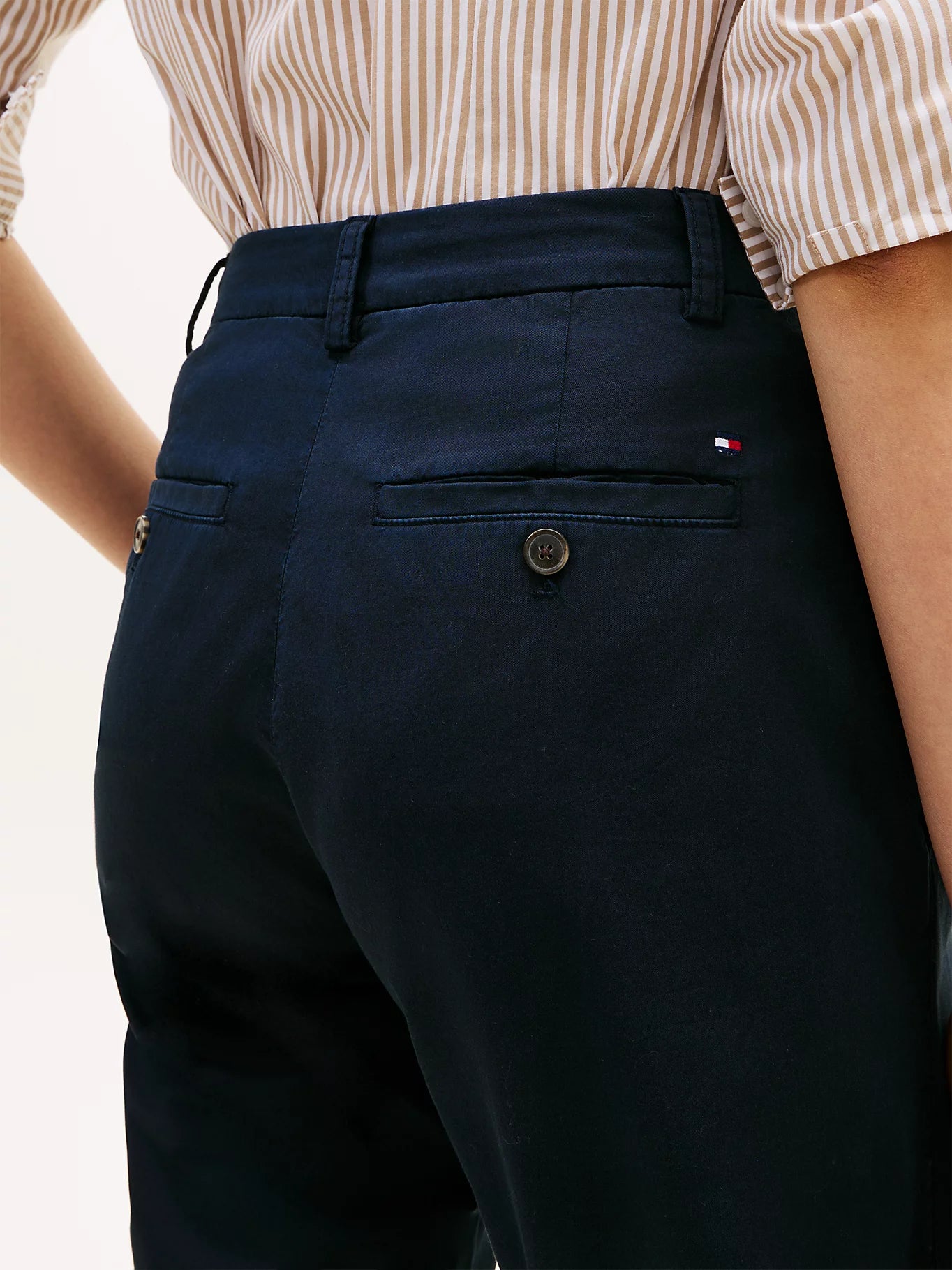 dettaglio tasche posteriori pantalone Tommy Hilfiger logo ricamato