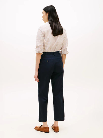 outfit donna pantalone chino Tommy Hilfiger elegante casual vista posteriore