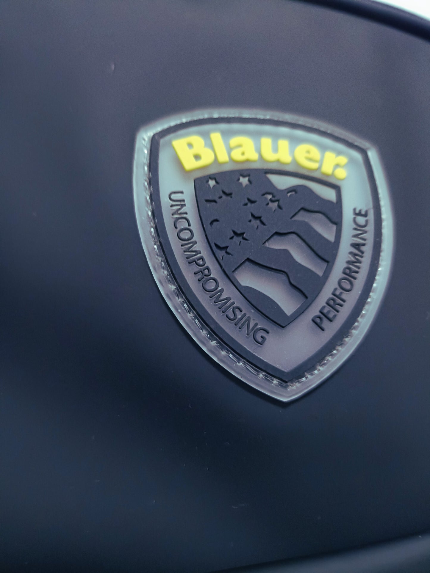 dettaglio logo Blauer su zaino nero