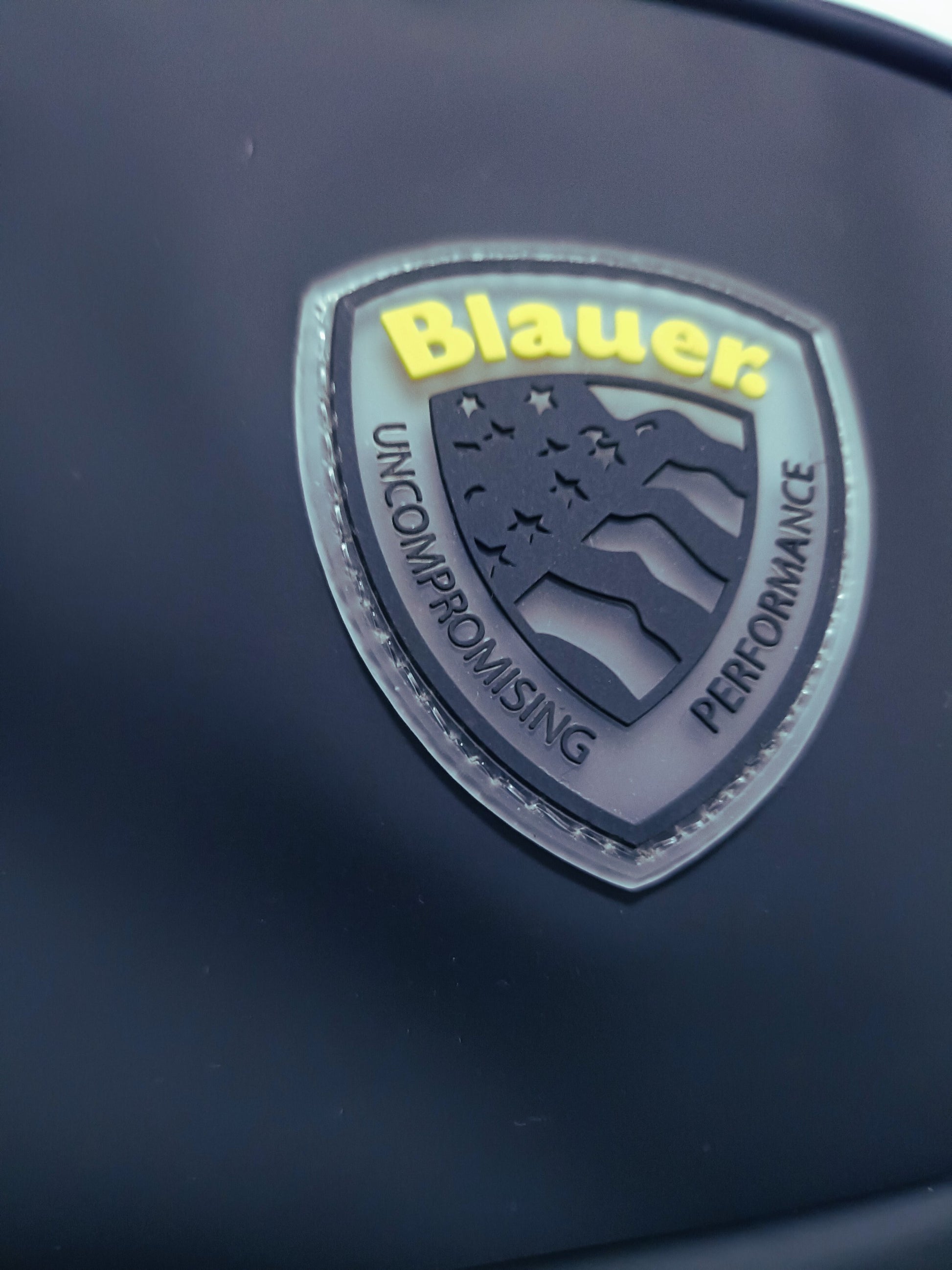 dettaglio logo Blauer su zaino nero