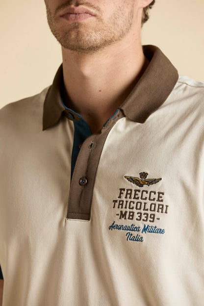 Dettaglio polo Aeronautica Militare logo ricamato