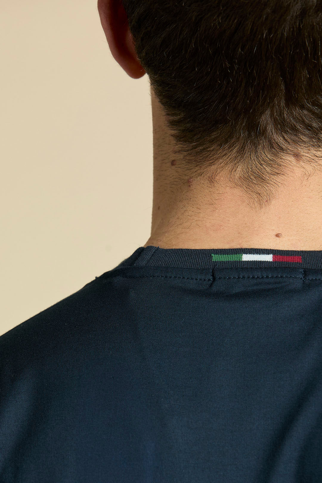 Dettaglio t-shirt Aeronautica Militare collo con tricolore