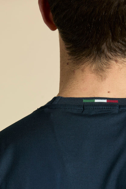 Dettaglio t-shirt Aeronautica Militare collo con tricolore