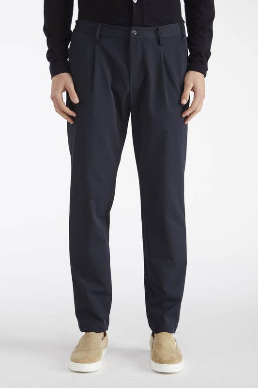 Pantalone uomo At.p.co Berlino in tessuto tecnico con coulisse e pinces