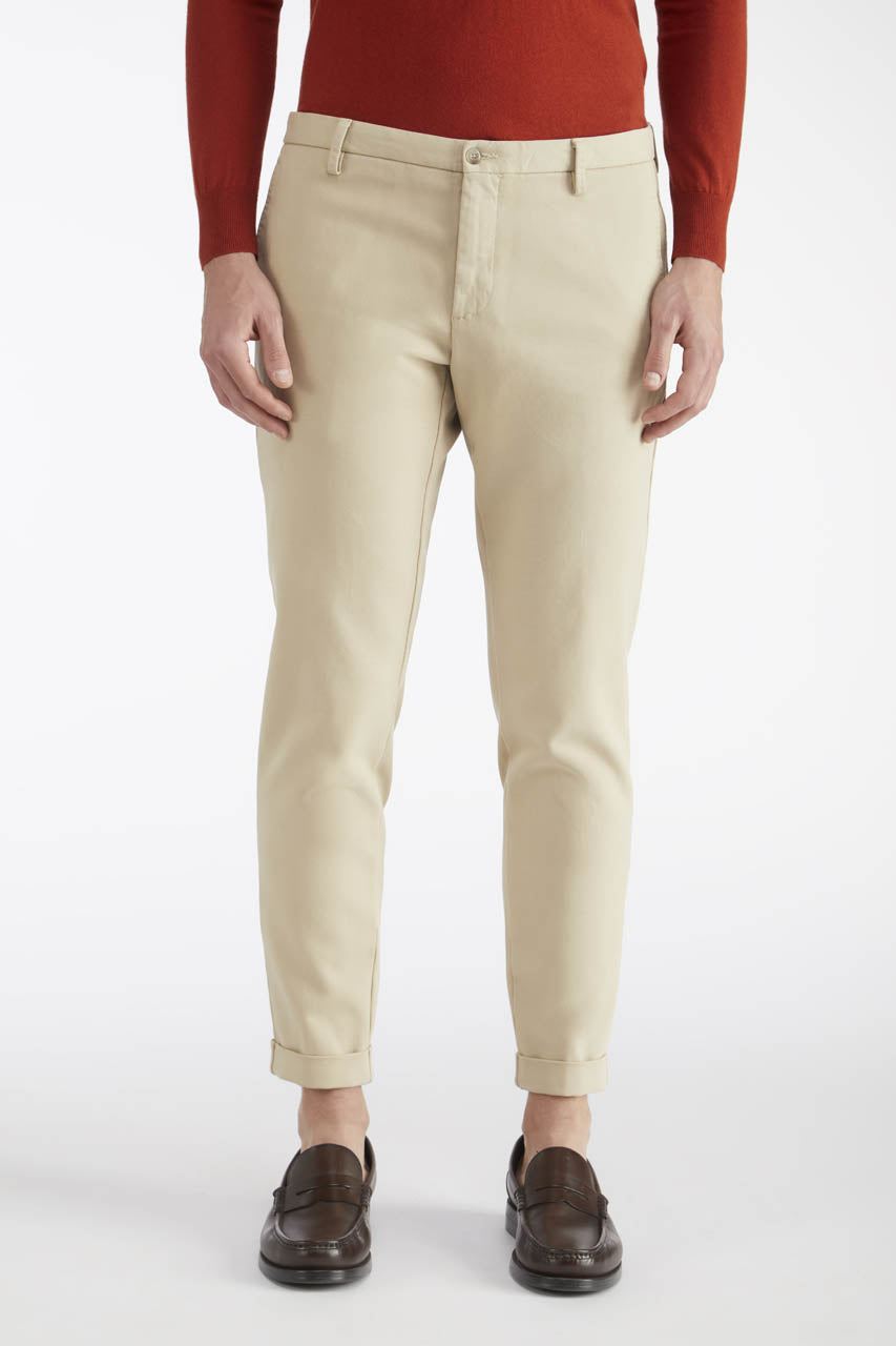 Pantalone uomo At.p.co Sasa chino slim fit in cotone stretch ecru con risvolto