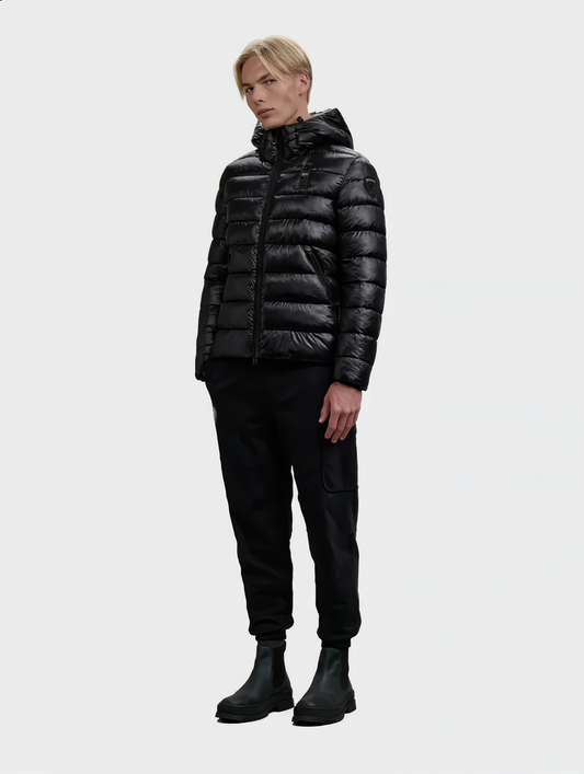 Giubbino Blauer Adams da uomo nero con cappuccio, imbottito, vestibilità regolare, foto studio frontale