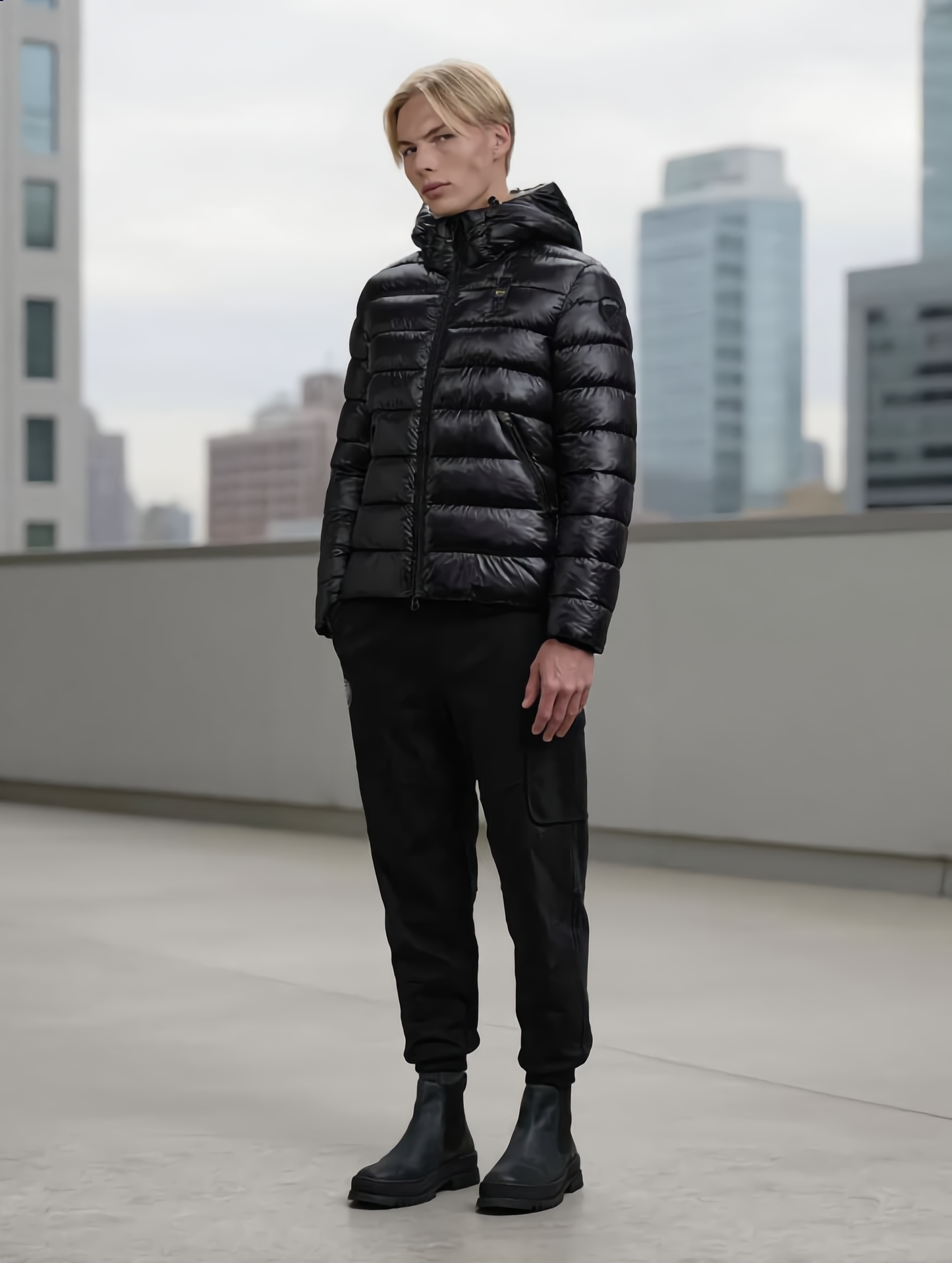 Giubbino Blauer Adams nero da uomo indossato in contesto urbano, stile casual invernale