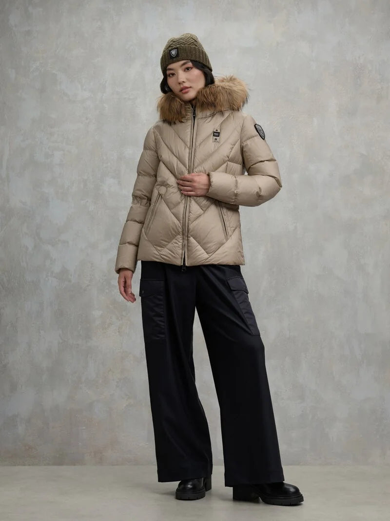 Blauer piumino donna Alicia trapuntato beige con cappuccio e bordo in pelliccia look indossato