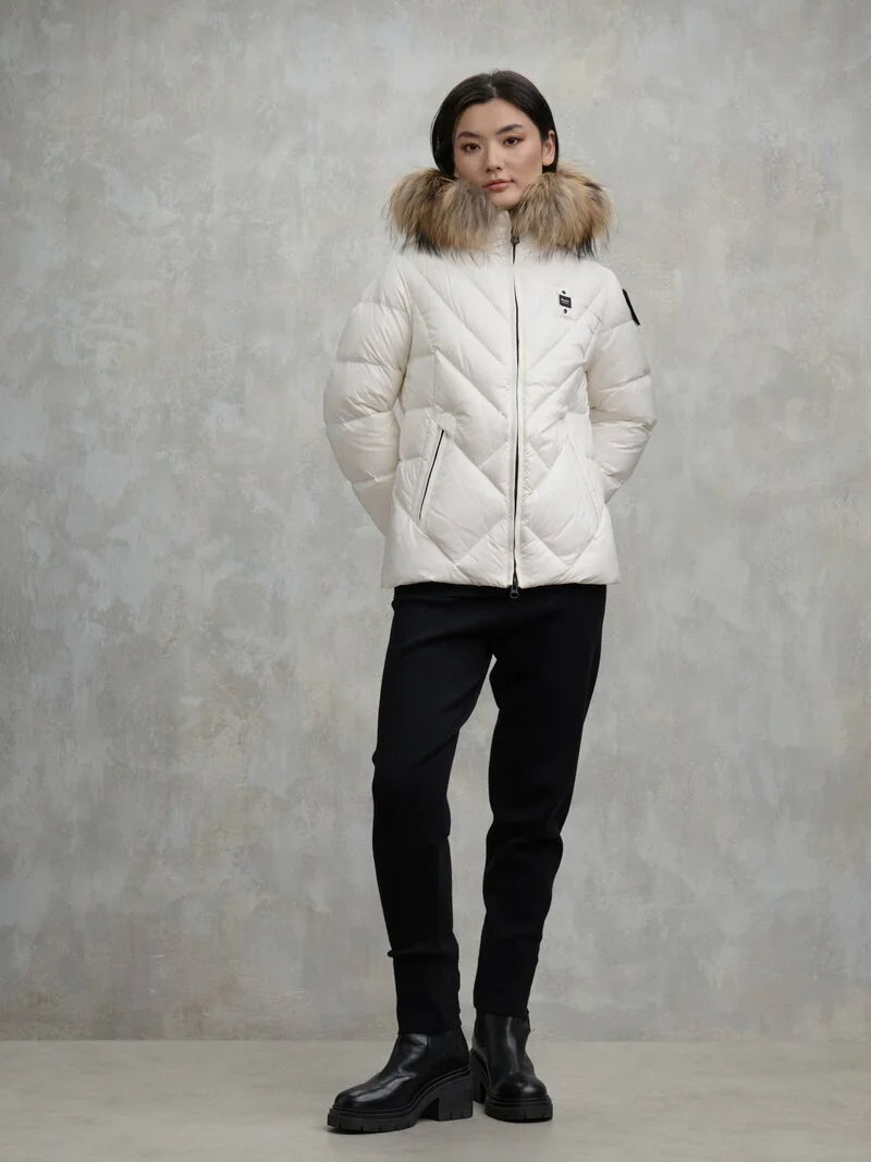 Blauer piumino donna Alicia trapuntato bianco con cappuccio e bordo in pelliccia look indossato