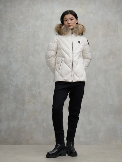 Blauer piumino donna Alicia trapuntato bianco con cappuccio e bordo in pelliccia look indossato