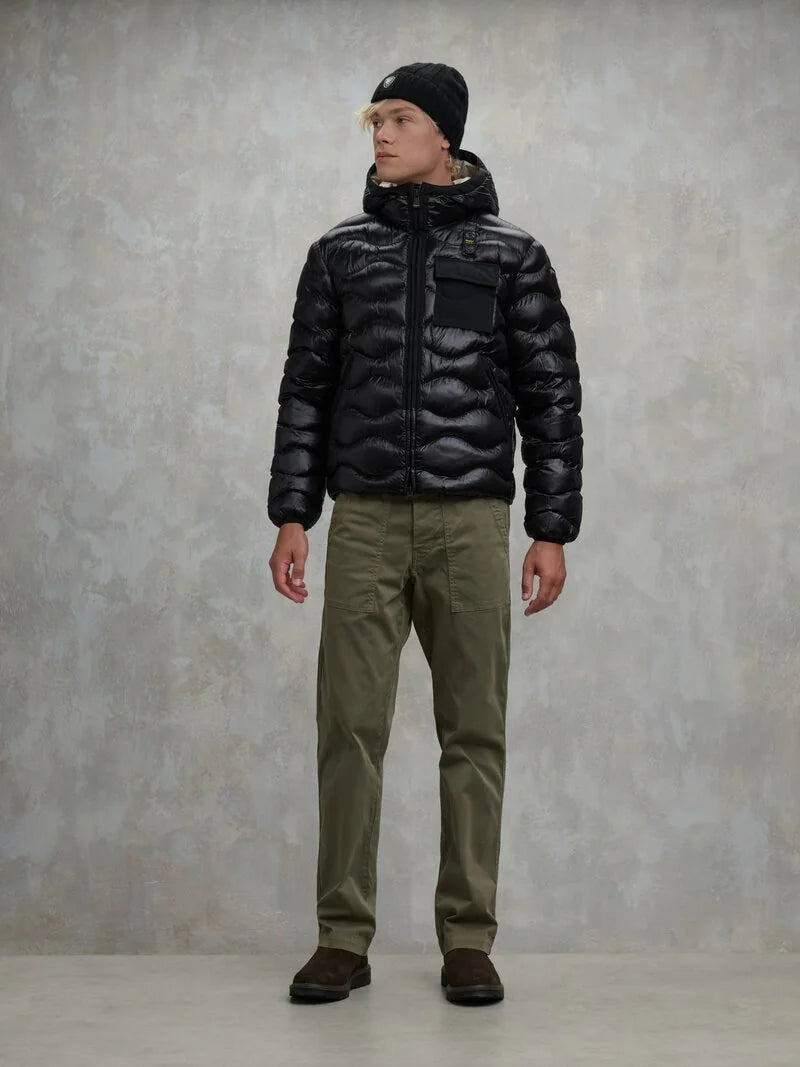 Blauer giubbino uomo Bryant in nylon nero con taschino sul petto look indossato