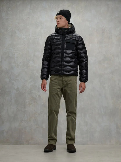 Blauer giubbino uomo Bryant in nylon nero con taschino sul petto look indossato