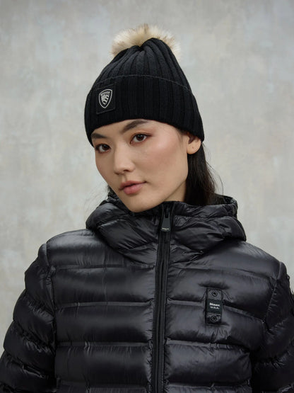 Cappello donna Blauer berretto a costine in lana con pon pon eco pelliccia nero indossato