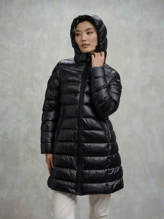 Blauer giubbino donna Adelaide lungo in nylon micro rip nero con cappuccio fisso e imbottitura ecologica Sorona® Aura indossato