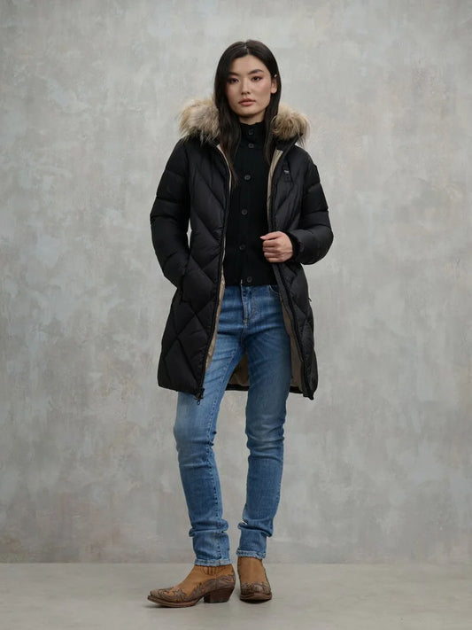 Giubbino donna lungo Blauer Althea trapuntato con cappuccio e pelliccia nero look indossato