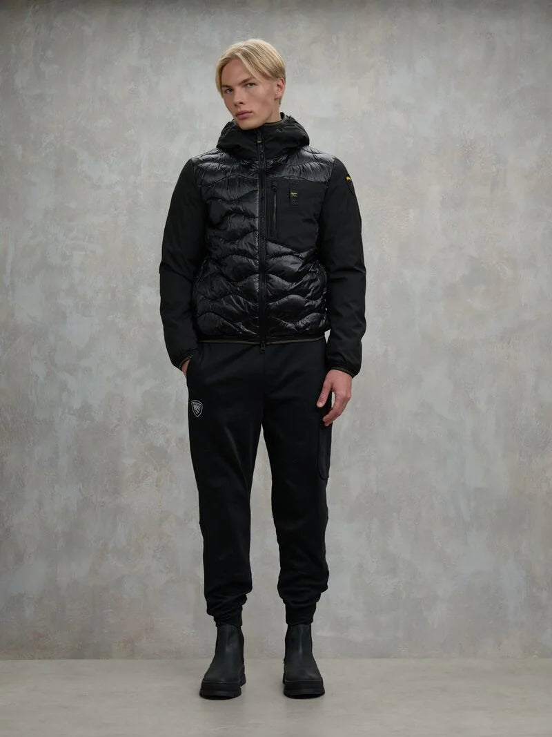 Giubbino uomo Blauer Albert in neoprene e nylon trapuntato con cappuccio nero look indossato