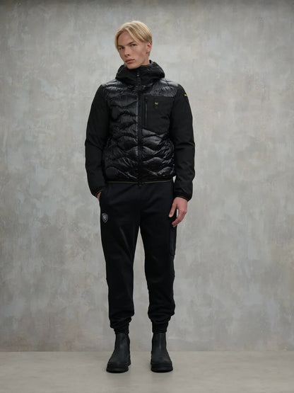 Giubbino uomo Blauer Albert in neoprene e nylon trapuntato con cappuccio nero look indossato