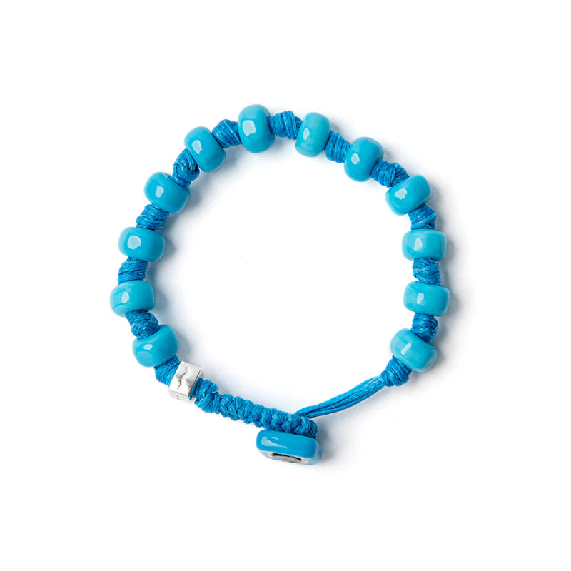 Braccialetto Aua Cielo unisex in vetro azzurro con cordoncino cerato e dado in argento 925 fronte