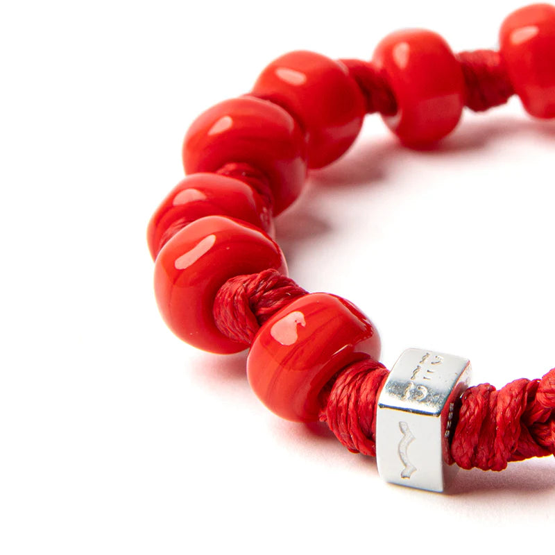 Braccialetto Aua Papavero unisex con cordoncino rosso e vetro lavorato a lume, con dettaglio in argento 925 dettaglio