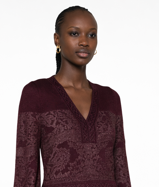 Dettaglio scollo e maniche dell’abito jacquard borgogna da donna