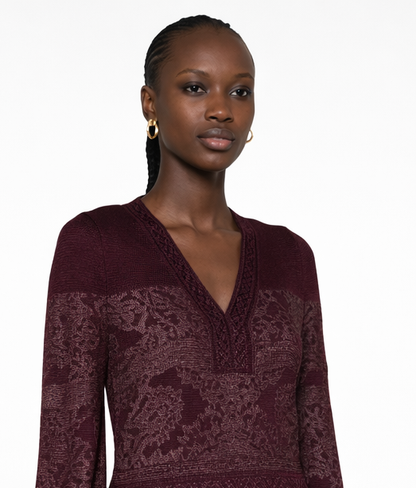 Dettaglio scollo e maniche dell’abito jacquard borgogna da donna