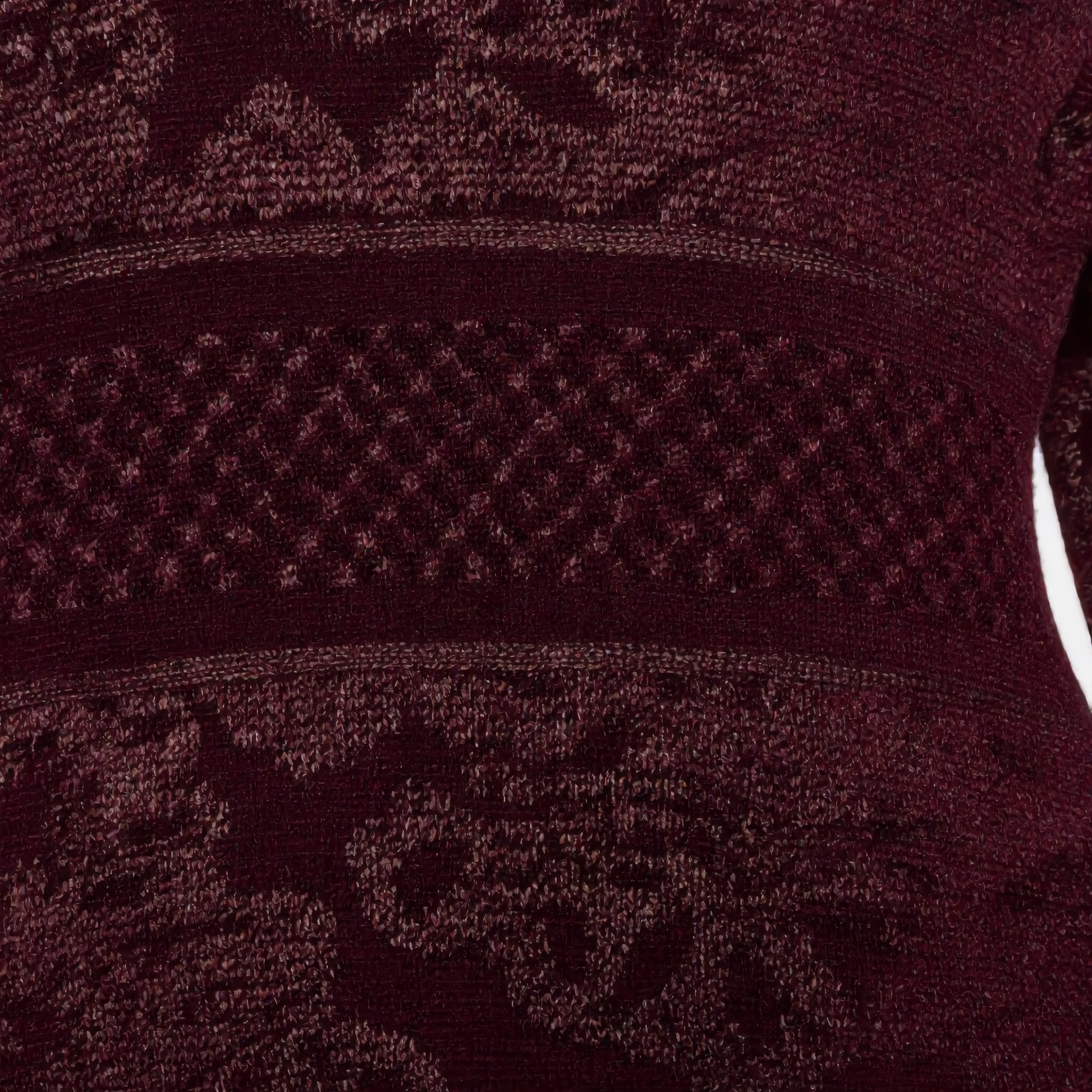 Dettaglio tessuto jacquard dell’abito borgogna da donna