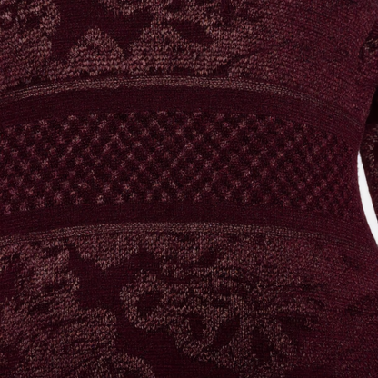 Dettaglio tessuto jacquard dell’abito borgogna da donna