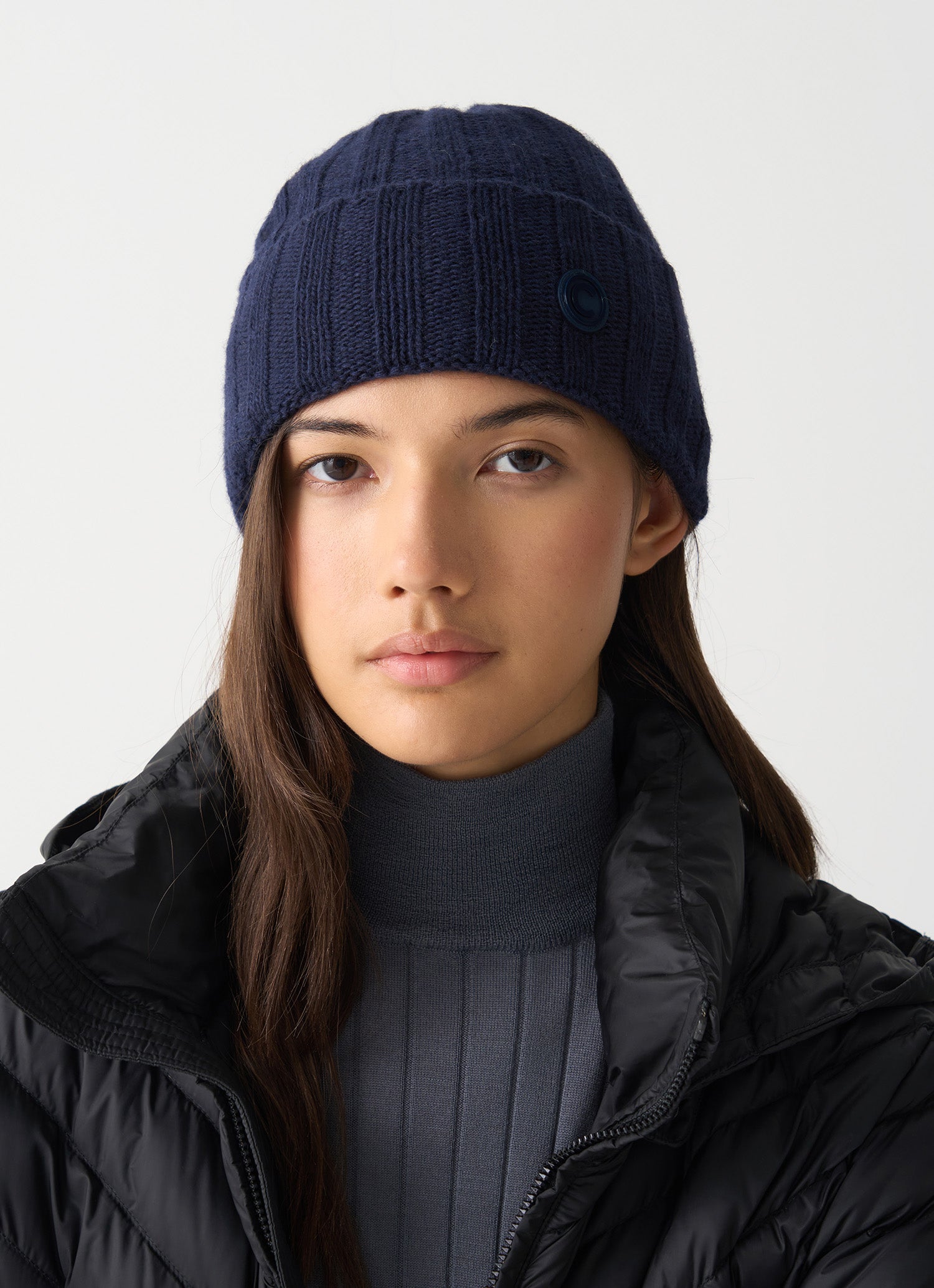 Cappello unisex Colmar a coste larghe blu in lana e cashmere riciclato con logo laterale indossato donna