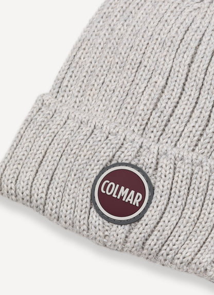 Cappello unisex Colmar grigio in lana a coste con risvolto e logo frontale dettaglio