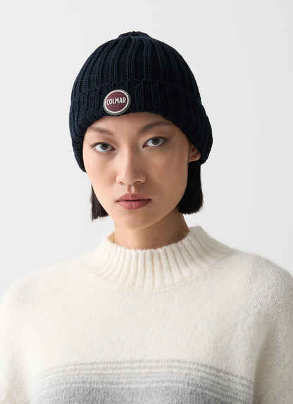 Cappello unisex Colmar navy blue in lana a coste con risvolto e logo frontale indossato