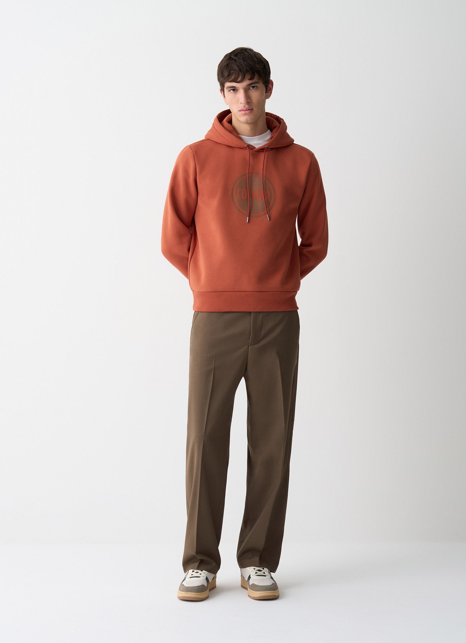 Felpa uomo Colmar Originals in cotone felpato rosso goji con cappuccio e logo frontale indossata davanti