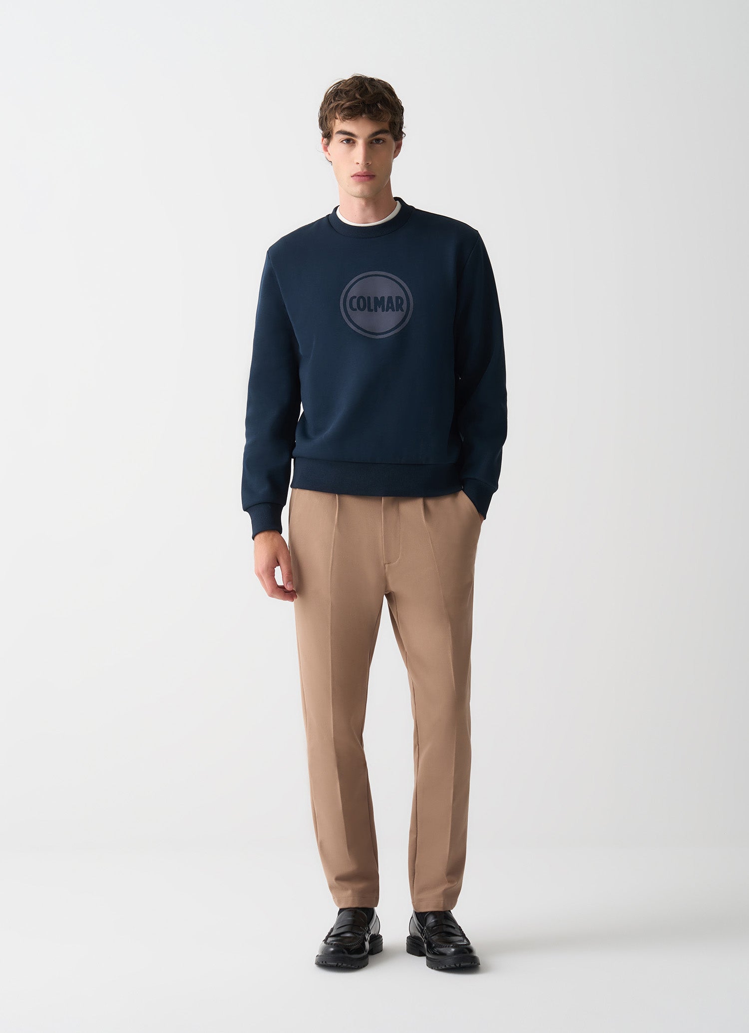 Felpa uomo Colmar Originals girocollo blu in cotone felpato con logo frontale indossata davanti