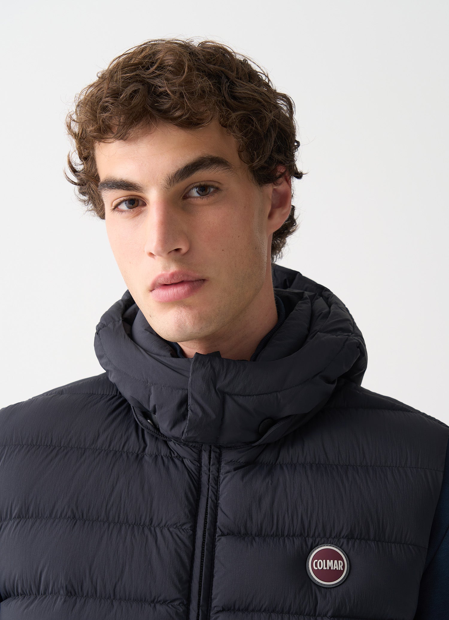 Gilet uomo Colmar nero con cappuccio staccabile e imbottitura in piuma naturale dettaglio