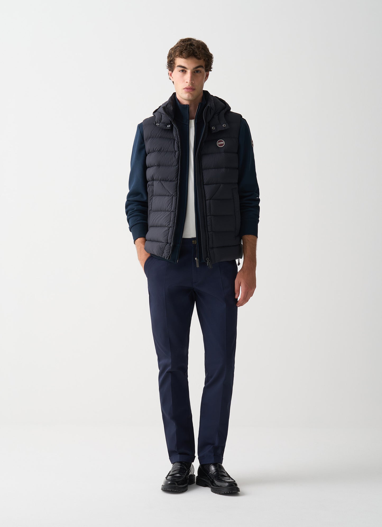 Gilet uomo Colmar nero con cappuccio staccabile e imbottitura in piuma naturale vista  fronte