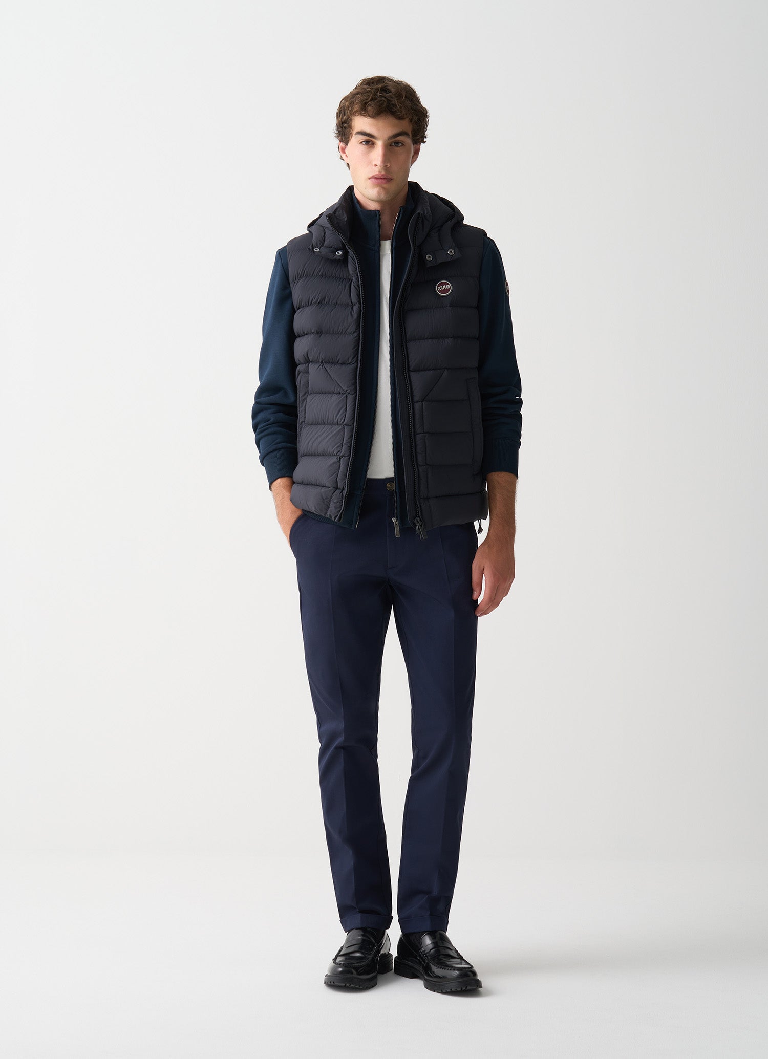 Gilet uomo Colmar nero con cappuccio staccabile e imbottitura in piuma naturale vista  fronte