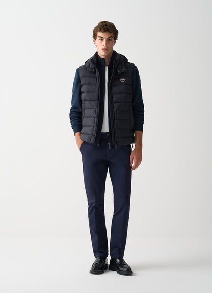 Gilet uomo Colmar nero con cappuccio staccabile e imbottitura in piuma naturale vista  fronte