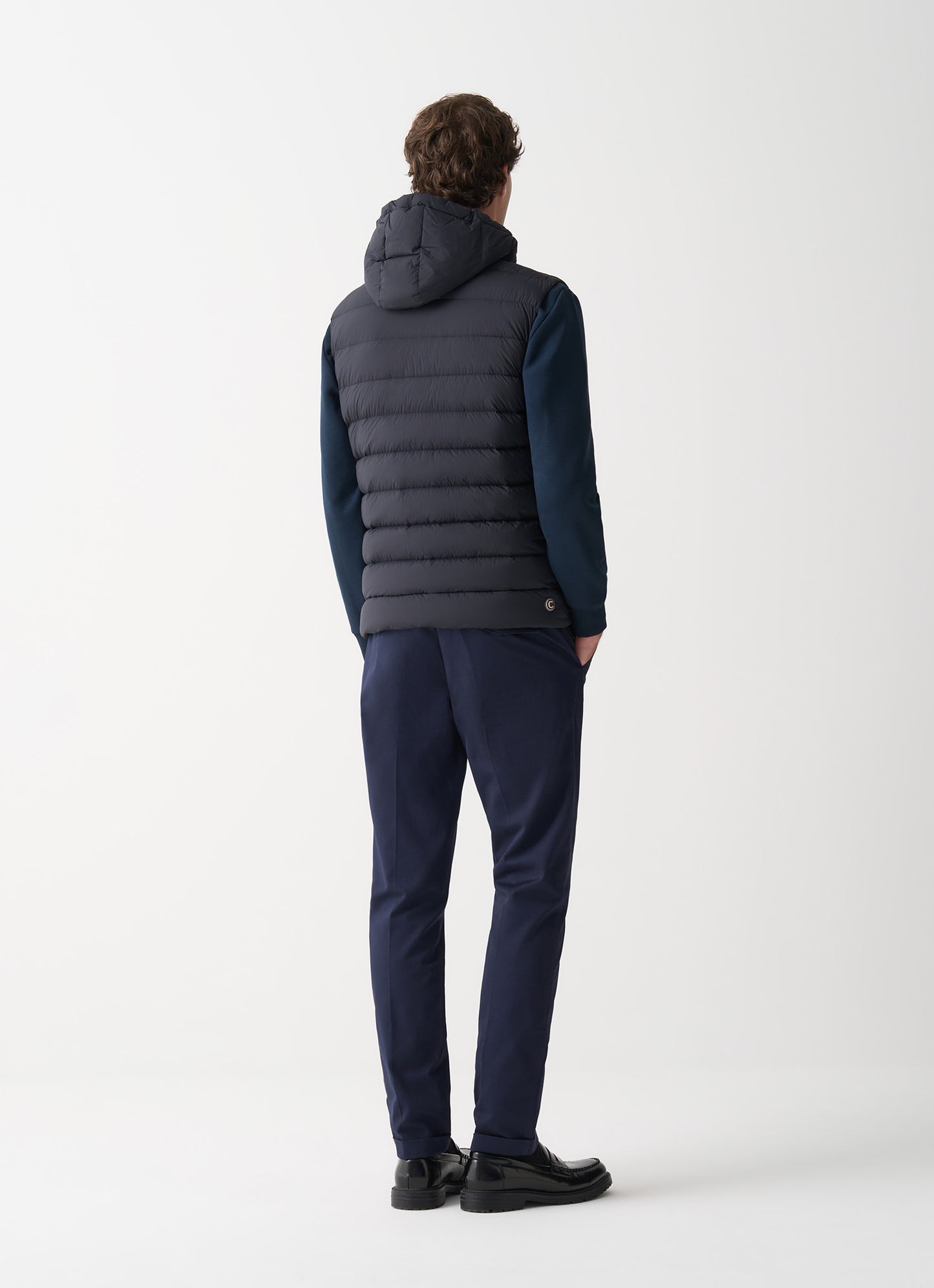 Gilet uomo Colmar nero con cappuccio staccabile e imbottitura in piuma naturale vista laterale