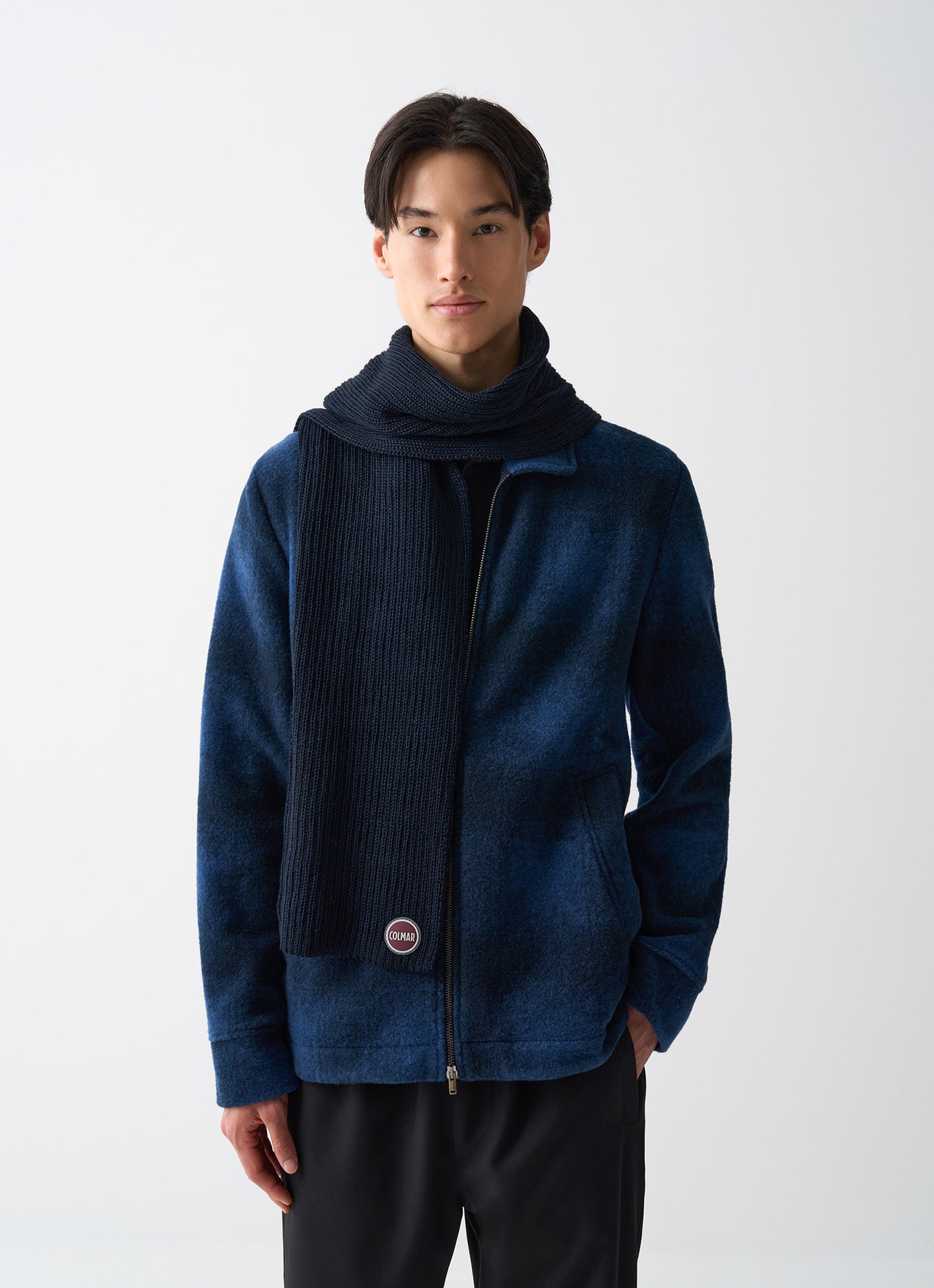 Sciarpa Colmar unisex a coste navy blu in lana vergine con logo Colmar Originals indossata