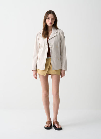 Trench corto donna Colmar in softshell impermeabile con cintura regolabile e vestibilità sciancrata indossata