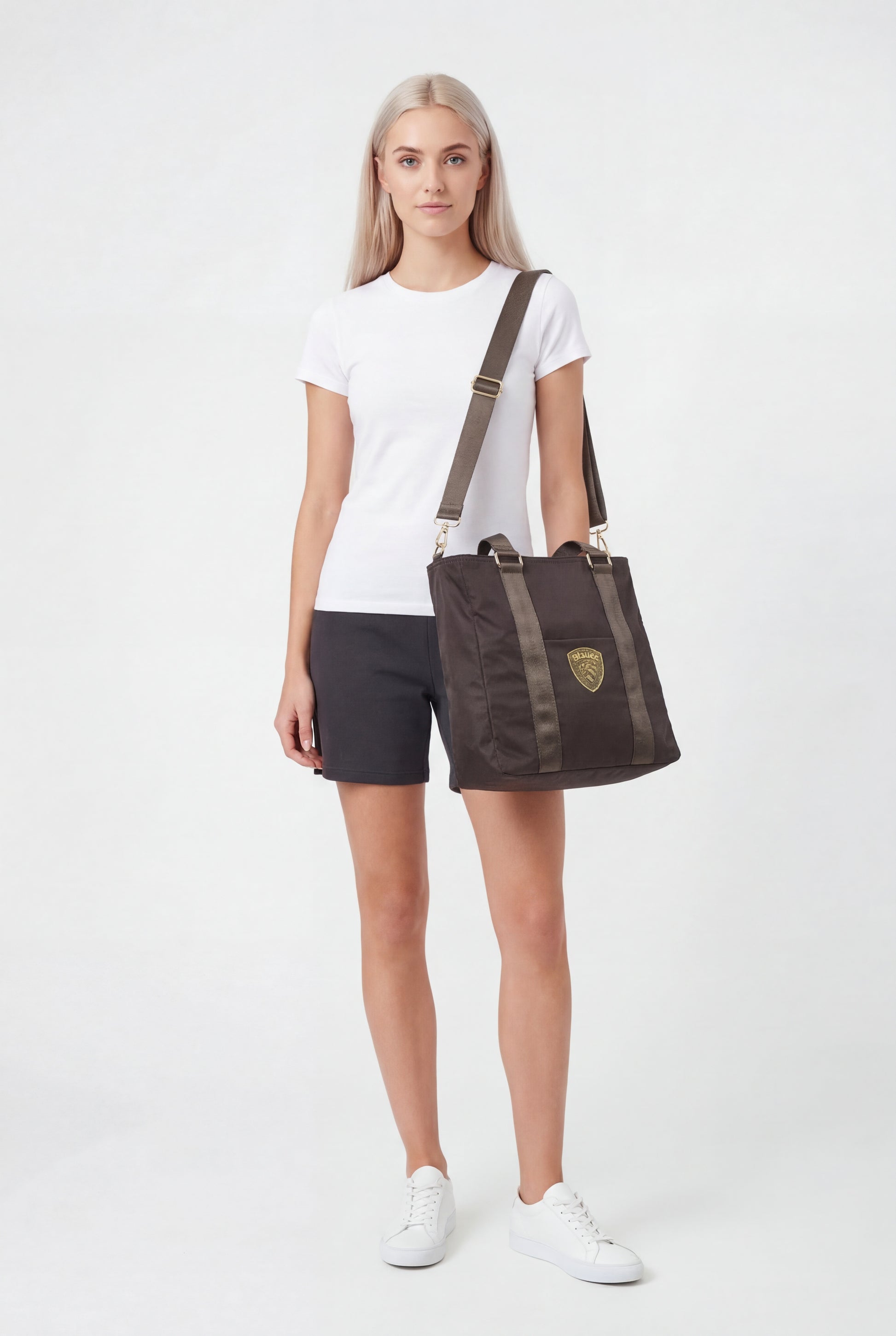 borsa Blauer donna indossata a spalla