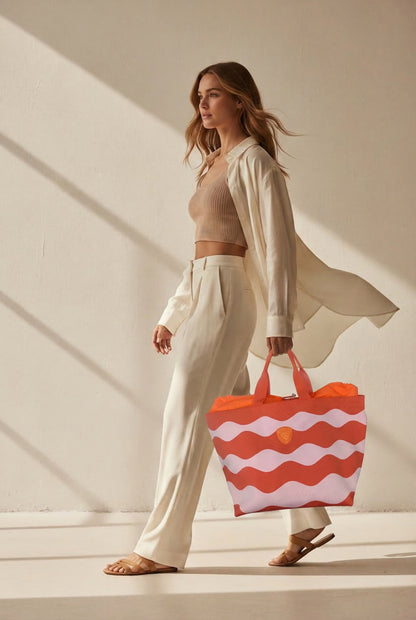 modella con borsa blauer estiva orange pink