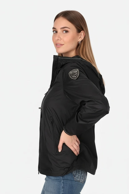 Giacca antivento Blauer donna indossata look casual