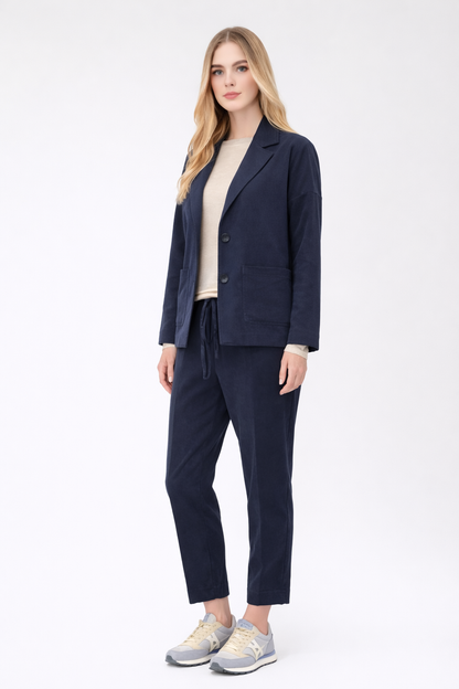 Giacca blu CIRCOLO 1901 indossata, vista laterale a 45 gradi, design essenziale e moderno.